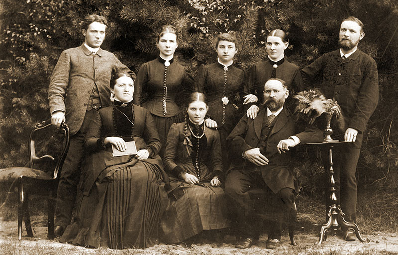 Philipp Leman und Frau Charlotte geb. Hinrichs im Kreis Ihrer Kinder links Wilhelm, rechts Alexander