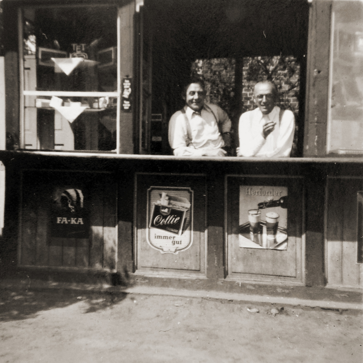 Rechts im Bild Paul Heimerl in seinem Verkaufspavillon neben der Schranke,  der im Volksmund "Giftbude" genannt wurde, weil dat dor wat gift.