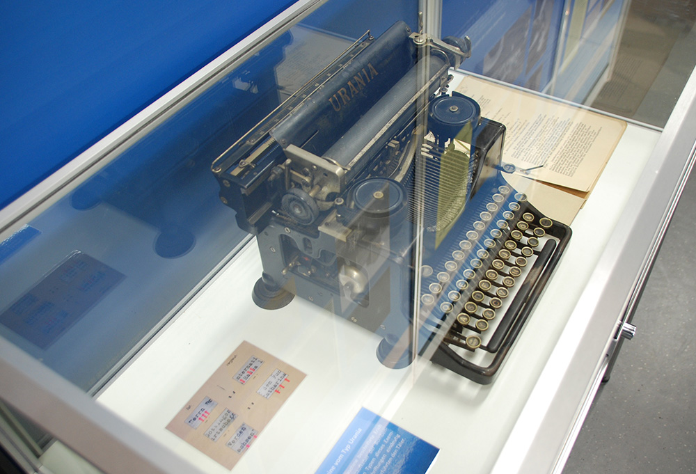 URANIA-Schreibmaschine mit dessen Schriftbild E. von Halacz überführt werden konnte